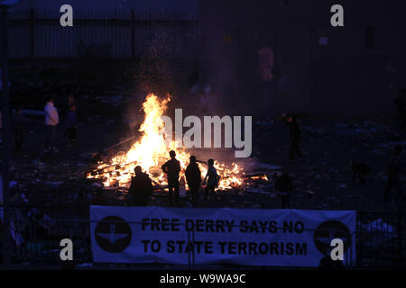 Un petit feu est brûlé avant les grandes, feu est allumé dans la zone Bogside de Londonderry en Irlande du Nord, à l'occasion de la fête catholique de l'Assomption. Banque D'Images