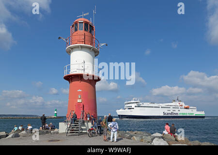 Scandlines Ferry hybride phares de passage à l'entrée de River Unterwarnow, Hanse-Sail, Warnemünde, Rostock, Schleswig-Holstein, Allemagne Banque D'Images