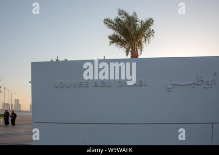 Deux femmes à l'extérieur du Louvre Abou Dhabi, conçu par Jean Nouve - un art et Civilisation Museum, situé à Abu Dhabi, Emirats Arabes Unis. Banque D'Images