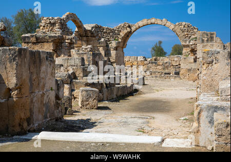 Quarante colonnes Saranta Kolones (château) à l'intérieur du parc archéologique de Paphos, Chypre Banque D'Images