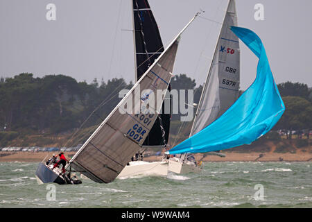 Spi, exécuter, yacht de course,voile,,yachts, bateaux de plaisance,DE,couleur,,la semaine de Cowes Cowes (île de Wight, Angleterre, Royaume-Uni, Banque D'Images