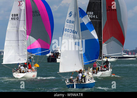 Été,saison,Spinnaker, course, yacht,course,voile,yachts, bateaux,bateau,couleur,semaine des Cowes,Cowes, ile de Wight, Angleterre, Royaume-Uni, Banque D'Images