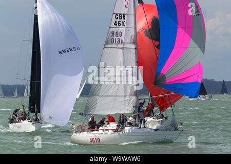 Été,saison,Spinnaker, course, yacht,course,voile,yachts, bateaux,bateau,couleur,semaine des Cowes,Cowes, ile de Wight, Angleterre, Royaume-Uni, Banque D'Images