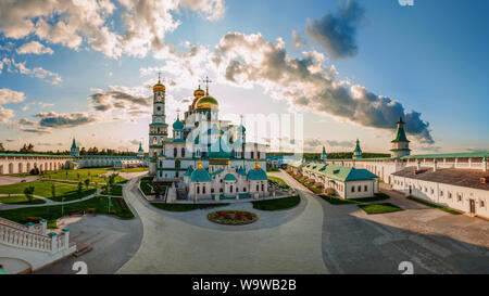 Le magnifique monastère de la résurrection de la nouvelle Jérusalem a été fondée en 1685. Istra la Russie. La route de la tour de cloche en été au coucher du soleil. Route touristique Banque D'Images