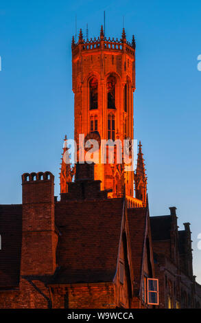 Close up du majestueux beffroi illuminé de Bruges (Brugge en Flamand), la nuit, l'architecture médiévale de style, Flandre occidentale, Belgique. Banque D'Images