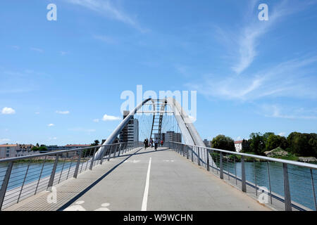 Vue des trois pays bridge qui relie les villes de Huningue en France avec la ville allemande de Questions Fréquentes Questions fréquentes La Banque D'Images