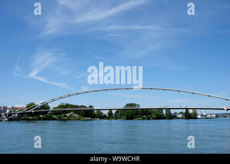 Vue des trois pays bridge qui relie les villes de Huningue en France avec la ville allemande de Questions Fréquentes Questions fréquentes La Banque D'Images