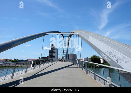 Vue des trois pays bridge qui relie les villes de Huningue en France avec la ville allemande de Questions Fréquentes Questions fréquentes La Banque D'Images