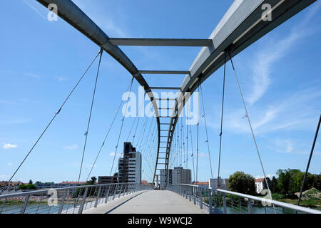 Vue des trois pays bridge qui relie les villes de Huningue en France avec la ville allemande de Questions Fréquentes Questions fréquentes La Banque D'Images