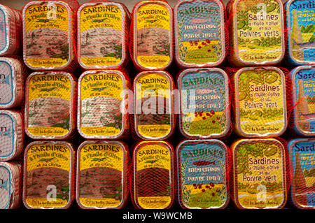 Des piles de boîtes de sardines sur divers types d'affichage en Conserverie la belle-iloise à Dieppe, France. Banque D'Images