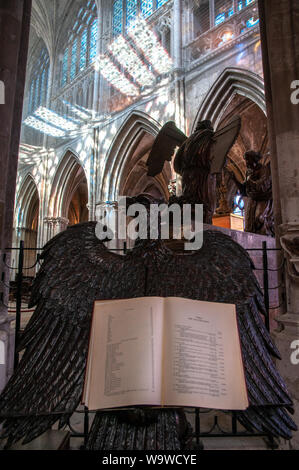 An illustrated bible ouverte se trouve sur un support en bois sculpté comme un aigle dans l'église Saint-Jacques à Dieppe, France. Banque D'Images