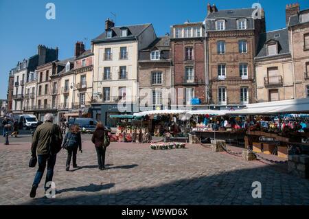 Shoppers et cale au le marché en plein air à côté de Saint Jaques église sur un samedi matin en avril à Dieppe, en France. Banque D'Images