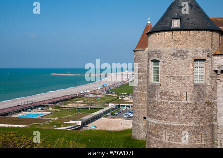 Vue sur Dieppe front de mer avec une partie du château de Dieppe, qui est maintenant un musée, à l'avant-plan. Banque D'Images