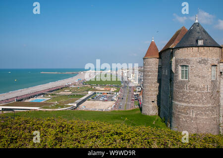 Vue sur Dieppe front de mer avec une partie du château de Dieppe, qui est maintenant un musée, à l'avant-plan. Banque D'Images