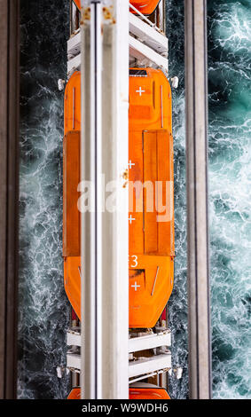 Vue supérieure de l'lifeboard orange sur le navire de croisière Cunard Queen Victoria en mer Baltique le 15 juillet 2019 Banque D'Images