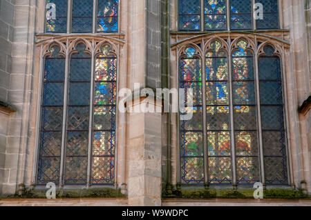 Vitraux sur le mur nord de l'église Saint-Rémy de Dieppe, France. Banque D'Images