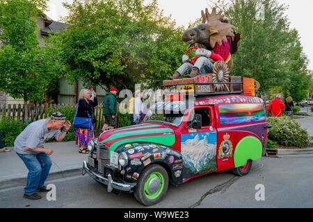 Voiture d'art avec de l'orignal en peluche géant Banque D'Images