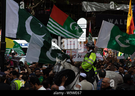 Londres, Royaume-Uni. 15 août 2019. Cheval d'émeute et manifestants de la police montée et manifestants du Cachemire. Crédit : Joe Kuis / Alamy News Banque D'Images