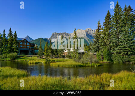 Maisons le long du ruisseau du policier, Canmore, Alberta, Canada Banque D'Images