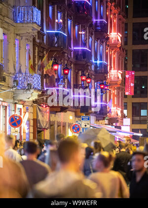 15 août 2019, Hessen, Frankfurt/Main : Il y a une foule dense au cours de la station trimestre nuit. Chaque année, les saucisses de célébrer la gare, avec le festival de rue. (Dpa "Frankfurt célèbre gare trimestre avec la grand rue festival') Photo : Boris Roessler/dpa Banque D'Images