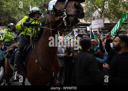 Londres, Royaume-Uni. 15 août 2019. Cheval d'émeute et manifestants de la police montée et manifestants du Cachemire. Crédit : Joe Kuis / Alamy News Banque D'Images