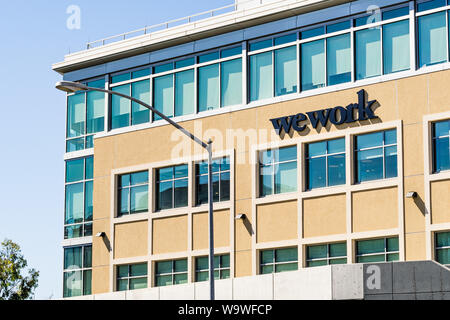 14 août 2019, San Mateo / CA / USA - WeWork immeuble de bureaux situé dans la Silicon Valley ; WeWork est une société américaine qui fournit des espaces de travail partagés Banque D'Images