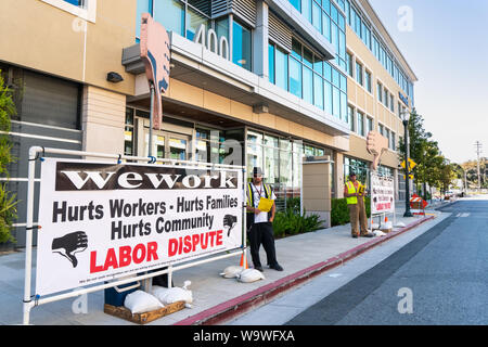 14 août 2019, San Mateo / CA / USA - personnes qui protestaient en face d'un immeuble de bureaux situé à WeWork Silicon Valley ; WeWork est une société américaine Banque D'Images