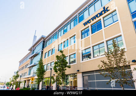 14 août 2019, San Mateo / CA / USA - WeWork immeuble de bureaux situé dans la Silicon Valley ; WeWork est une société américaine qui fournit des espaces de travail partagés Banque D'Images