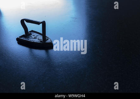 Un lissage vintage repasseuse objet sur une table de marbre noir Banque D'Images