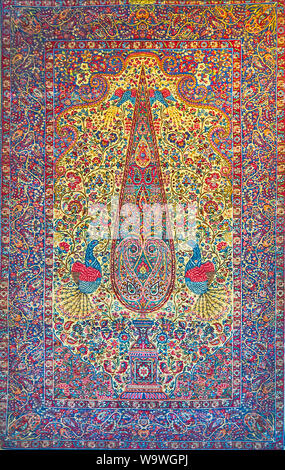 Téhéran, Iran - 25 octobre 2017 : l'antique tapis persan avec des motifs floraux, des paons colorés et arbre de vie dans le milieu, l'Iran carpet m Banque D'Images