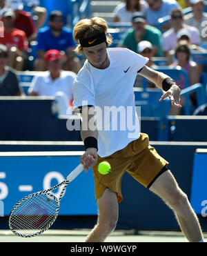 Mason, Ohio, USA. Août 15, 2019. 15 août 2019 : Andreï Roublev (RUS) bat Roger Federer (SUI) 6-3, 6-4, à l'Ouest et le Sud de l'ouvrir aux Lindner Family Tennis Center à Mason, en Ohio. © Ã' Tennisclix Billman Leslie/crédit/CSM : Cal Sport Media/Alamy Live News Banque D'Images