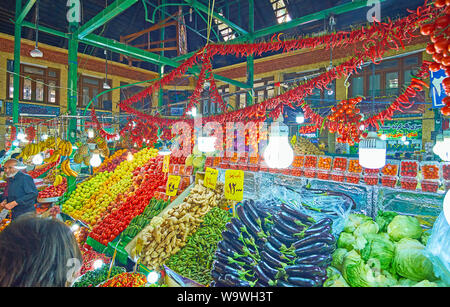 Téhéran, Iran - 25 octobre 2017 : les fruits et légumes frais l'article de Bazar Tajrish est situé dans le grand dôme commercial, ici les clients peuvent trouver loc Banque D'Images