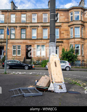 Glasgow, Ecosse, Royaume-Uni. 13 Août 2019 : Les déchets laissés dans la rue, sous un réverbère. Banque D'Images