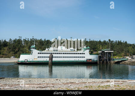 La Washington State Ferry Kennewick quitte le quai de Coupeville, en route vers Port Townsend. Whidbey Island et la péninsule Olympique. Washingto Banque D'Images