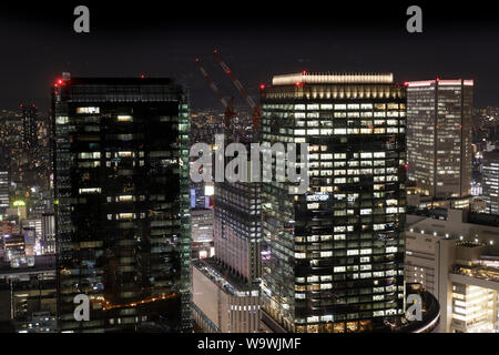 Les immeubles de grande hauteur moderne nuit à Osaka, Japon. Banque D'Images