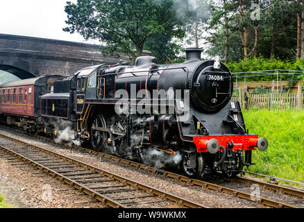 Aucune locomotive 76084 class 4MT, il roule sous le pont à Weybourne gare avec un râteau de calèches Banque D'Images