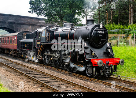 Aucune locomotive 76084 class 4MT, il roule sous le pont à Weybourne gare avec un râteau de calèches Banque D'Images