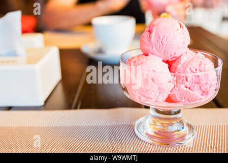 Close up trois boules de glace à la fraise dans bol en verre Banque D'Images