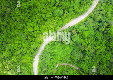 Vue aérienne de route de campagne en passant par la forêt tropicale et la montagne en Asie du sud-est. Banque D'Images