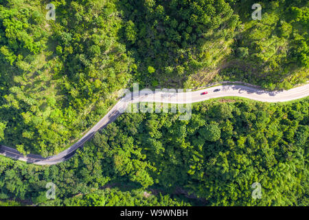 Vue aérienne de route de campagne en passant par la forêt tropicale et la montagne en Asie du sud-est. Banque D'Images