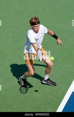 Cincinnati, OH, USA. Août 15, 2019. Open de tennis de l'Ouest et du Sud, Cincinnati, OH ; août 10-19, 2019. Andreï Roublev joue un adversaire balle contre Roger Federerduring l'Ouest et du sud de l'Open de Tennis joué à Cincinnati, OH. Roublev a gagné 6-3 6-4. Le 15 août 2019. Photo par Wally Nell/ZUMAPress Crédit : Wally Nell/ZUMA/Alamy Fil Live News Banque D'Images