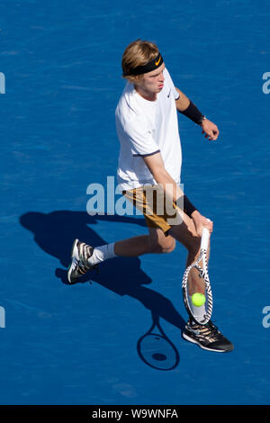 Cincinnati, OH, USA. Août 15, 2019. Open de tennis de l'Ouest et du Sud, Cincinnati, OH ; août 10-19, 2019. Andreï Roublev joue un adversaire balle contre Roger Federerduring l'Ouest et du sud de l'Open de Tennis joué à Cincinnati, OH. Roublev a gagné 6-3 6-4. Le 15 août 2019. Photo par Wally Nell/ZUMAPress Crédit : Wally Nell/ZUMA/Alamy Fil Live News Banque D'Images