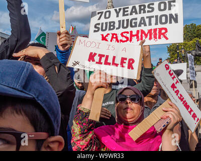 Londres, Royaume-Uni. 15 août 2019. Personnes dont de nombreux Cachemiriens protester et contenir jusqu'pancartes à Trafalgar Square, le jour de l'indépendance indienne callling Modi un tueur et pour l'Inde à quitter le Cachemire, qui a été soumis pendant 70 ans. Peter Marshall/Alamy Live News Banque D'Images