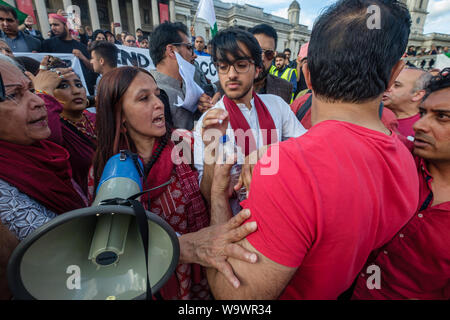 Londres, Royaume-Uni. 15 août 2019. Les manifestants affirment à la manifestation à Trafalgar Square, le jour de l'indépendance indienne condamnant les arrestations et les violations des droits humains dans le Cachemire et Modi la révocation de l'article 370 de la Constitution indienne après un orateur a appelé à seulement drapeaux soient Kashmiri illustré. Un grand groupe de manifestants étaient venus avec des drapeaux et des Pakistanais après l'intervention par les agents de police la protestation répartis en deux groupes. Peter Marshall/Alamy Live News Banque D'Images