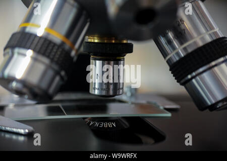 Close-up d'un microscope avec l'accent sur les objectifs sur la lame et de l'étape Banque D'Images
