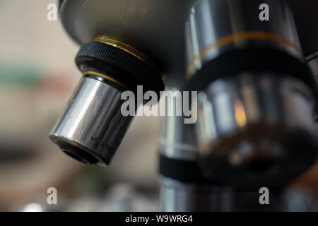 Close-up d'un microscope avec l'accent sur les objectifs sur la lame et de l'étape Banque D'Images