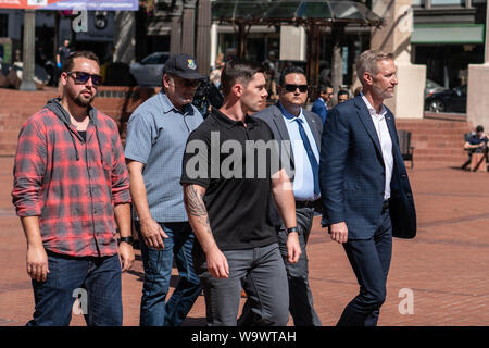 14 août 2019 - Portland, Oregon USA : Le maire Ted Wheeler promenades à travers Pioneer Square après une conférence de presse avec son détail de sécurité. Banque D'Images