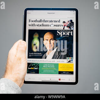 Paris, France - Mar 15, 2019 : lecture numérique sur tablette iPad Pro les dernières le Daily Telegraph Journal Sport couvercle avec breaking news à propos de Zinedine Zidane Banque D'Images