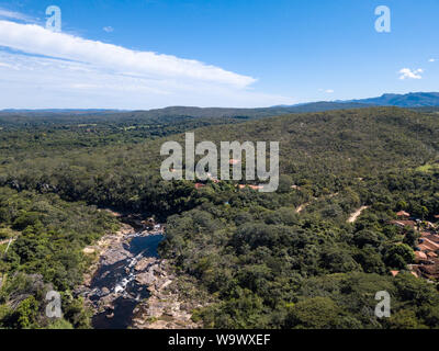 Belle vue aérienne de Serra do l'OPIC dans le Minas Gerais avec forêts, rivières et montagnes en journée ensoleillée avec ciel bleu. Paysage de la nuc Banque D'Images