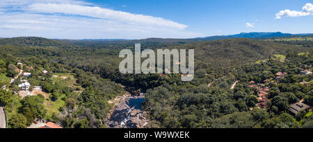 Belle vue aérienne de Serra do l'OPIC dans le Minas Gerais avec forêts, rivières et montagnes, maisons et hôtels en journée ensoleillée avec ciel bleu. Brésil Banque D'Images